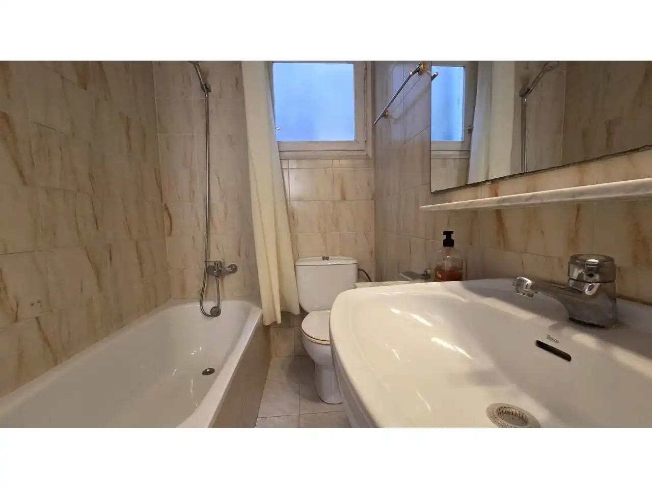 Baño de Piso de alquiler en Barcelona con Amueblado y Balcón