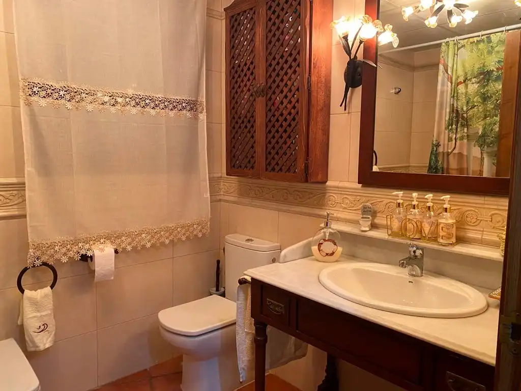 Bany de Casa o xalet en venda en Valjunquera amb Aire condicionat, Jardí privat i Terrassa