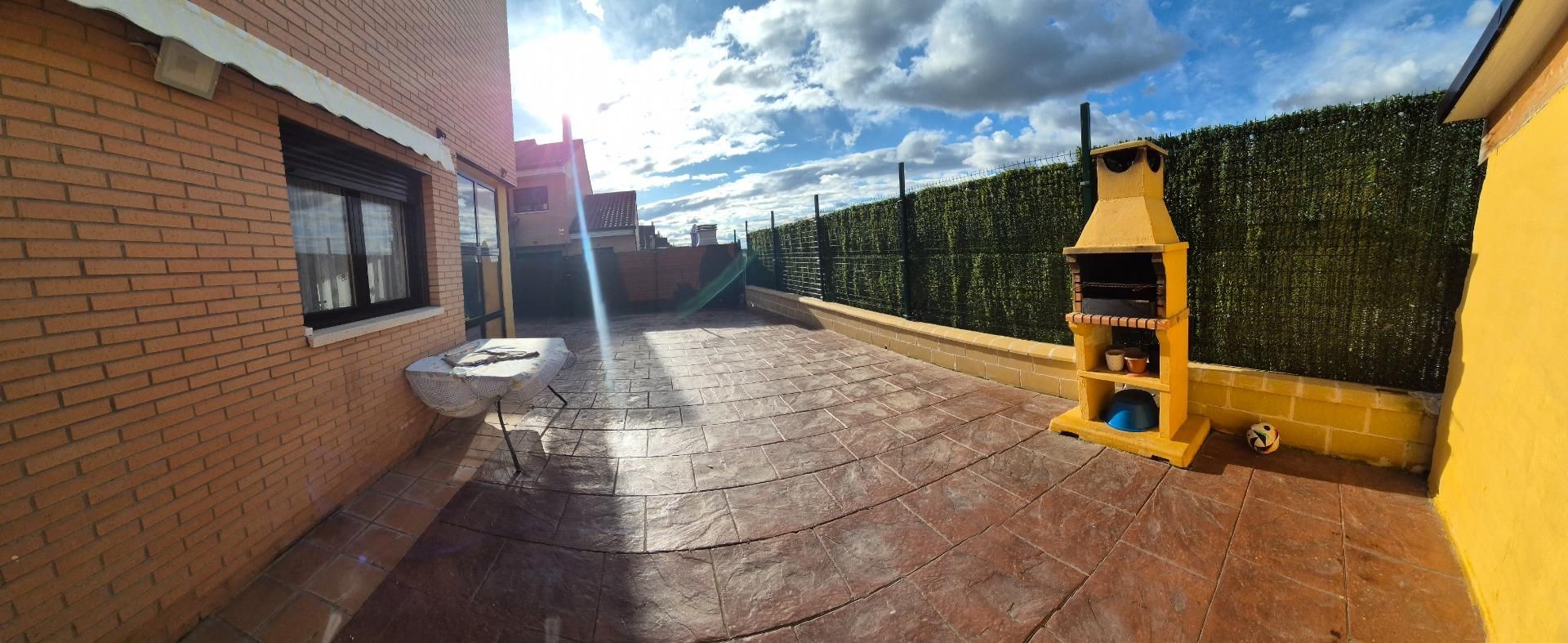 Terrassa de Casa adosada en venda en Aldeamayor de San Martín amb Calefacció, Jardí privat i Terrassa