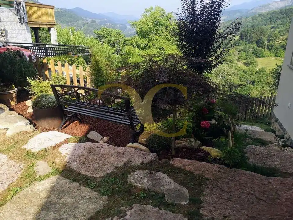 Terrassa de Casa o xalet en venda en Cangas de Onís amb Calefacció, Jardí privat i Terrassa