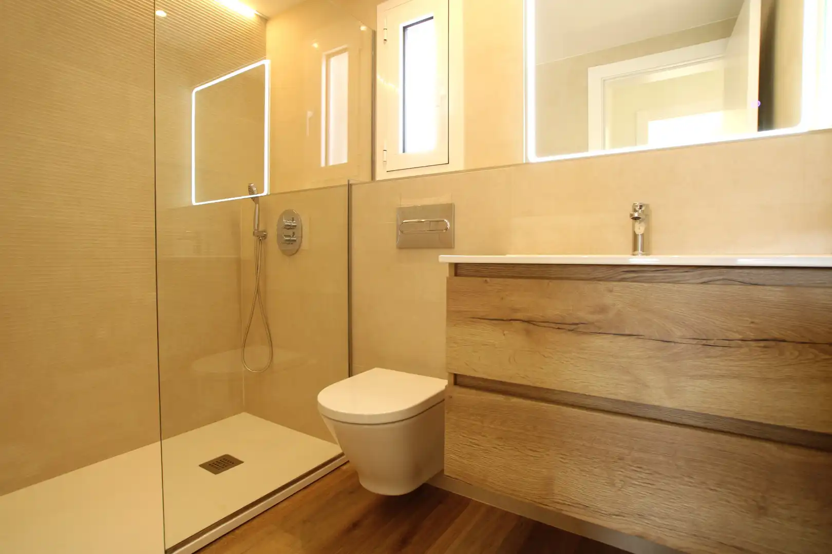 Badezimmer von Wohnung zum Verkauf in Argentona mit Klimaanlage, Parkett und Balkon