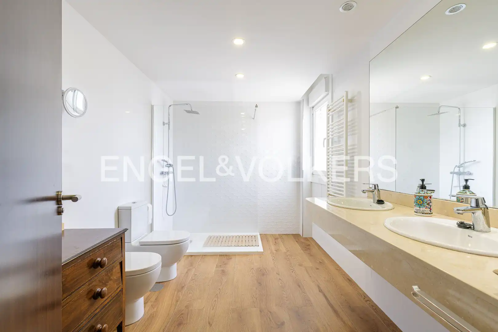 Baño de Casa adosada en venta en Las Rozas de Madrid con Aire acondicionado, Calefacción y Jardín privado