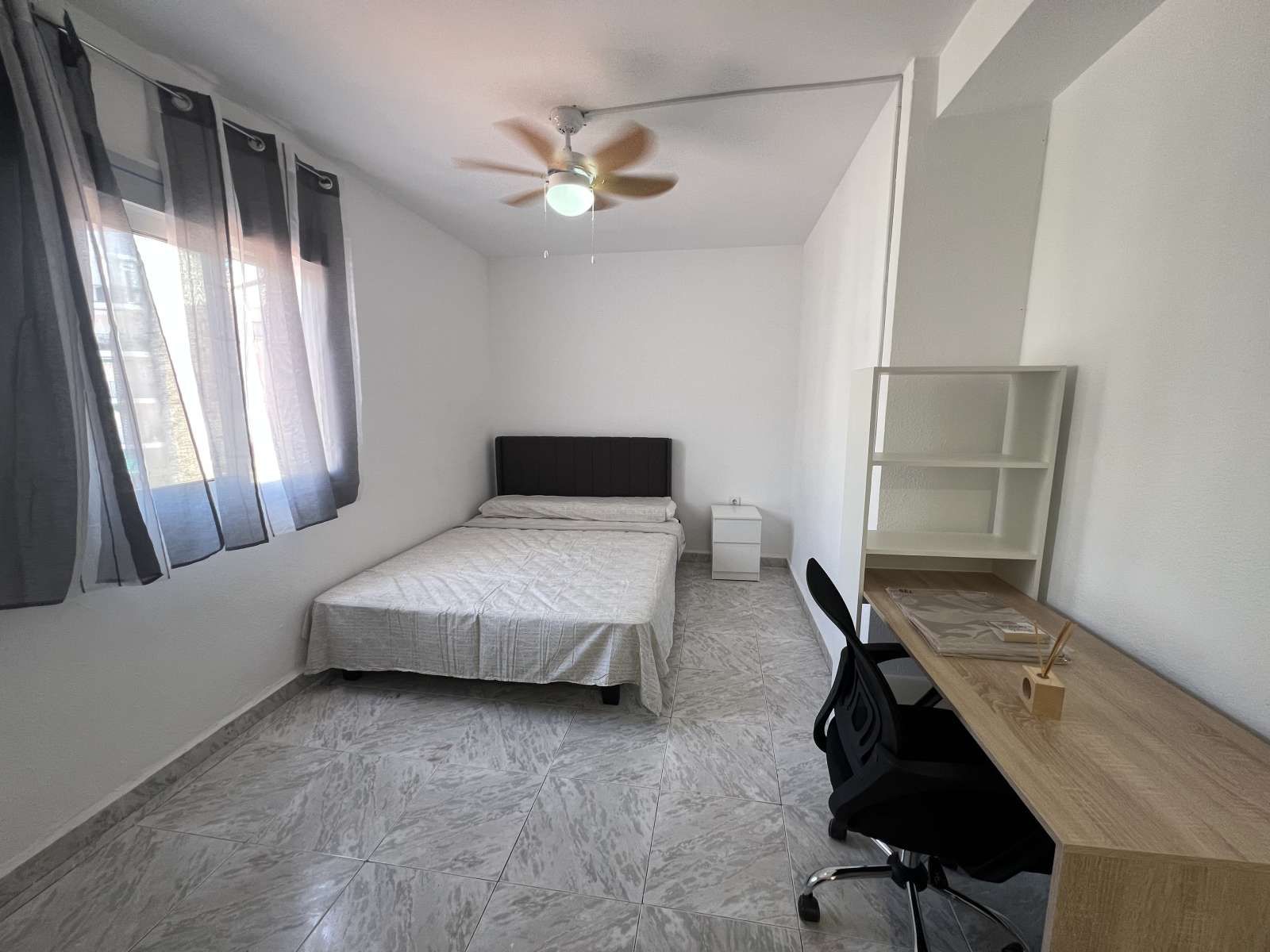 Bedroom of Flat to share in  Valencia Capital  with Air Conditioner and Terrace