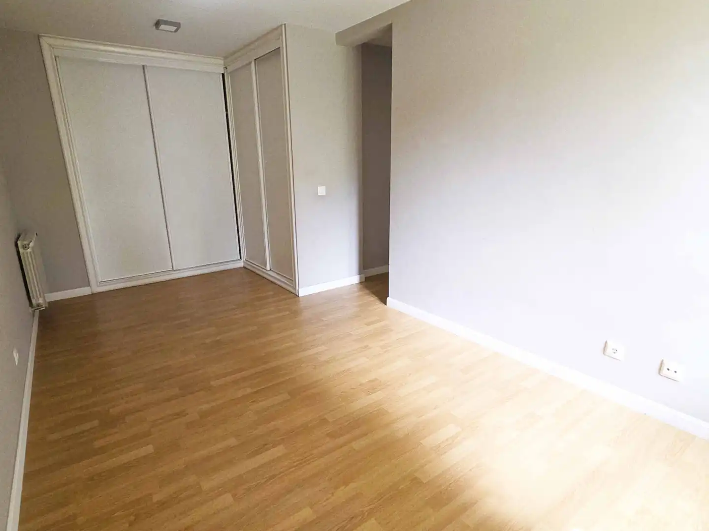 Habitación de Casa adosada de alquiler en La Moraleja con Calefacción, Jardín privado y Terraza