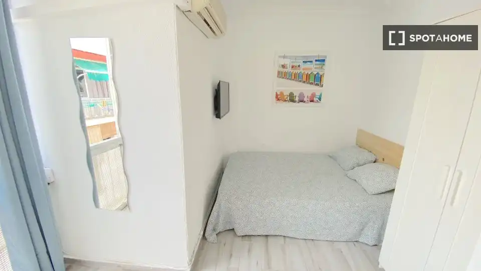 Bedroom of Flat for rent in Sevilla  with Air Conditioner, Heating and Furnished