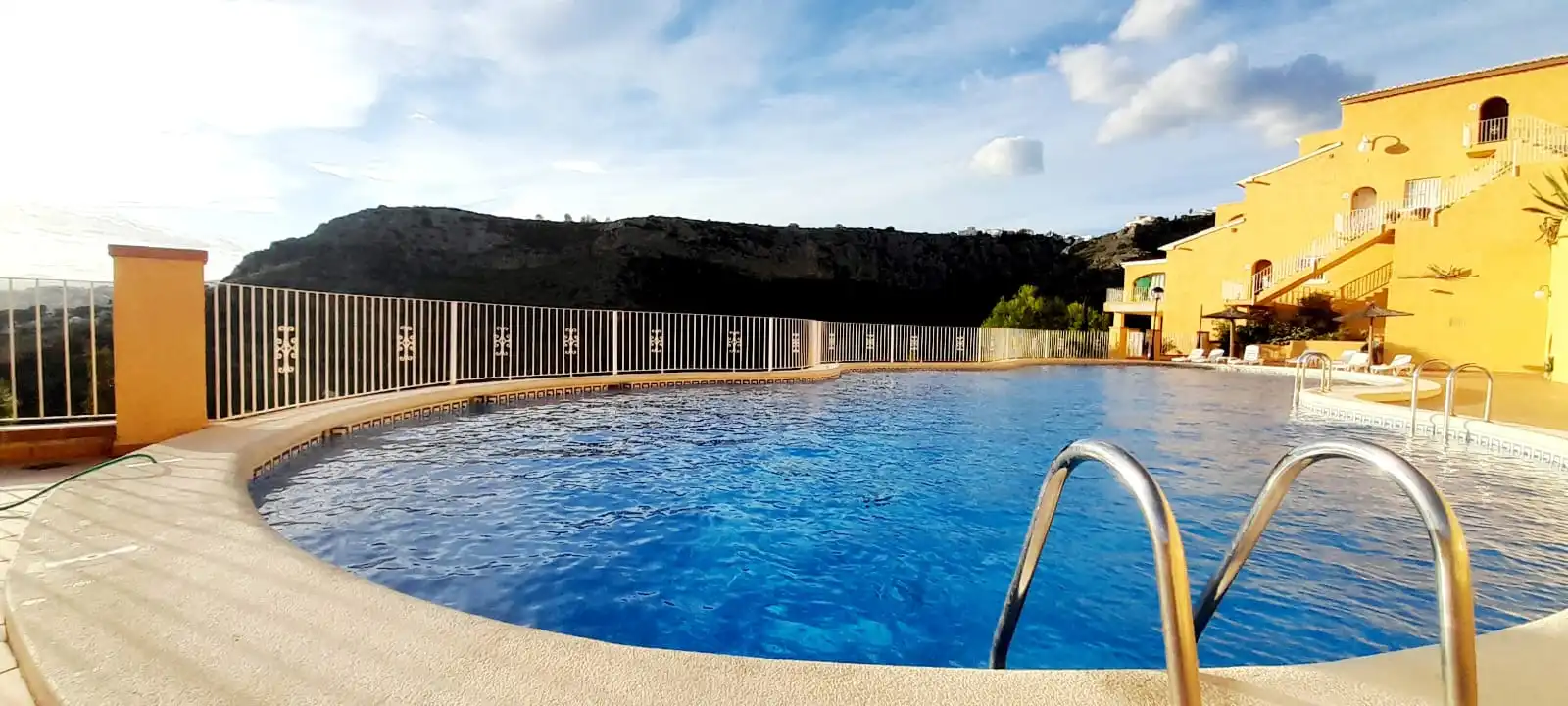 Schwimmbecken von Einfamilien-Reihenhaus zum Verkauf in Benitachell / El Poble Nou de Benitatxell mit Klimaanlage, Heizung und Terrasse