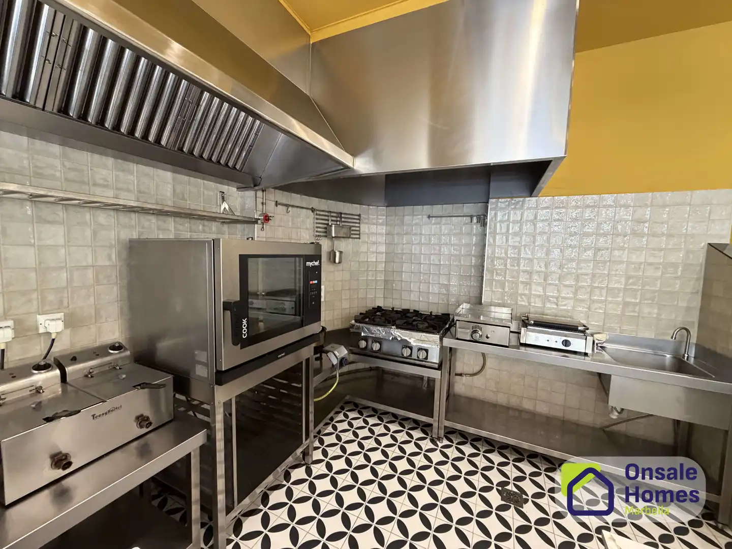 Kitchen of Commercial properties for transfer in Marbella  with Air Conditioner, Furnished and Alarm