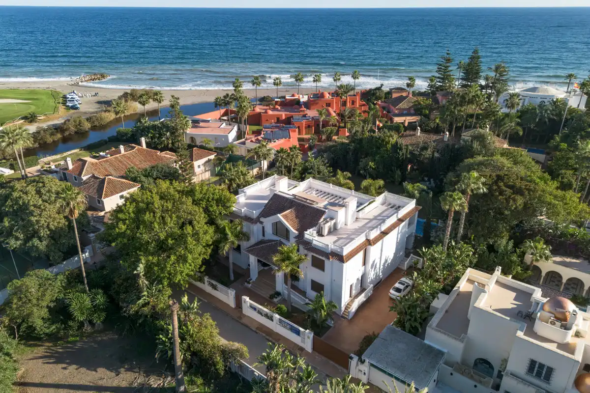 Vista exterior de Casa adosada en venda en Estepona amb Terrassa, Traster i Jacuzzi