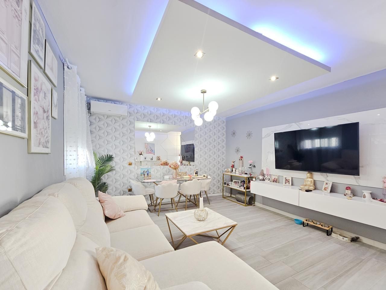Sala d'estar de Casa o xalet en venda en Alcalá de Guadaira amb Aire condicionat