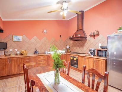Cuina de Casa o xalet en venda en La Orotava amb Jardí privat