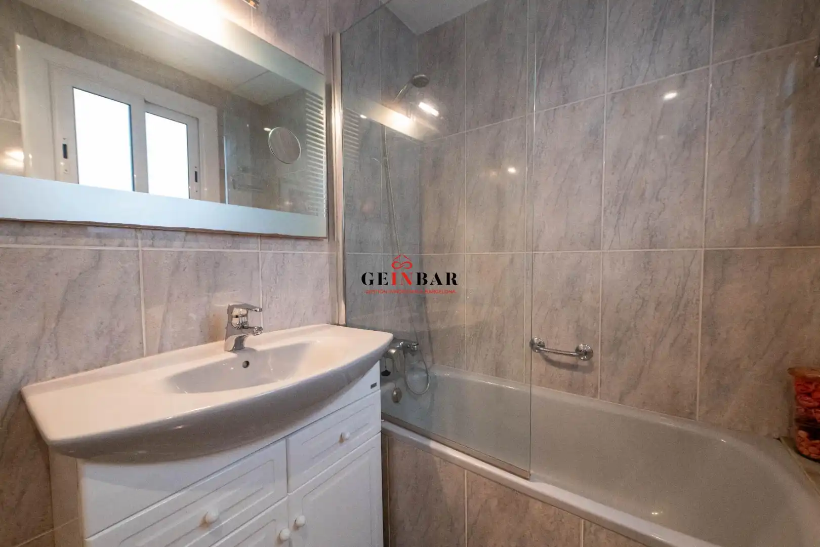 Badezimmer von Wohnung zum Verkauf in Barcelona mit Klimaanlage, Heizung und Privatgarten