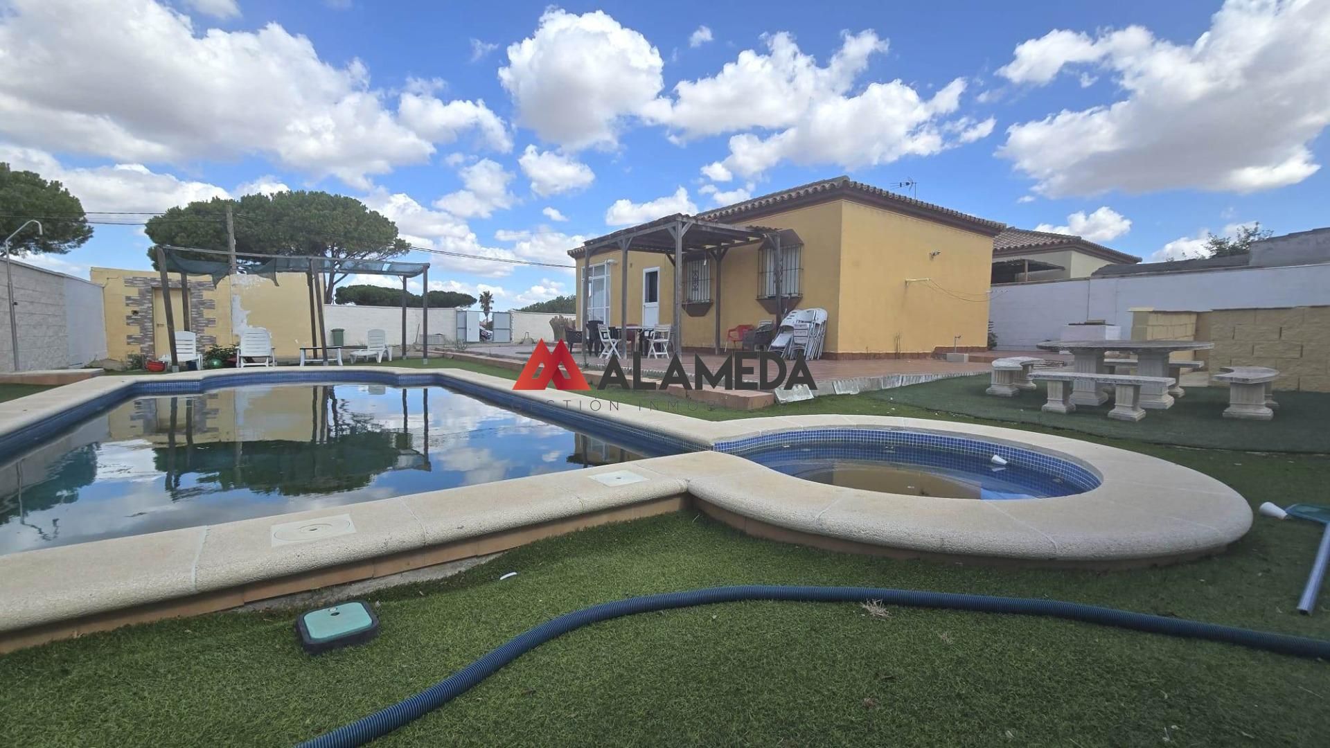 Vista exterior de Casa o xalet en venda en Chiclana de la Frontera amb Aire condicionat, Jardí privat i Terrassa