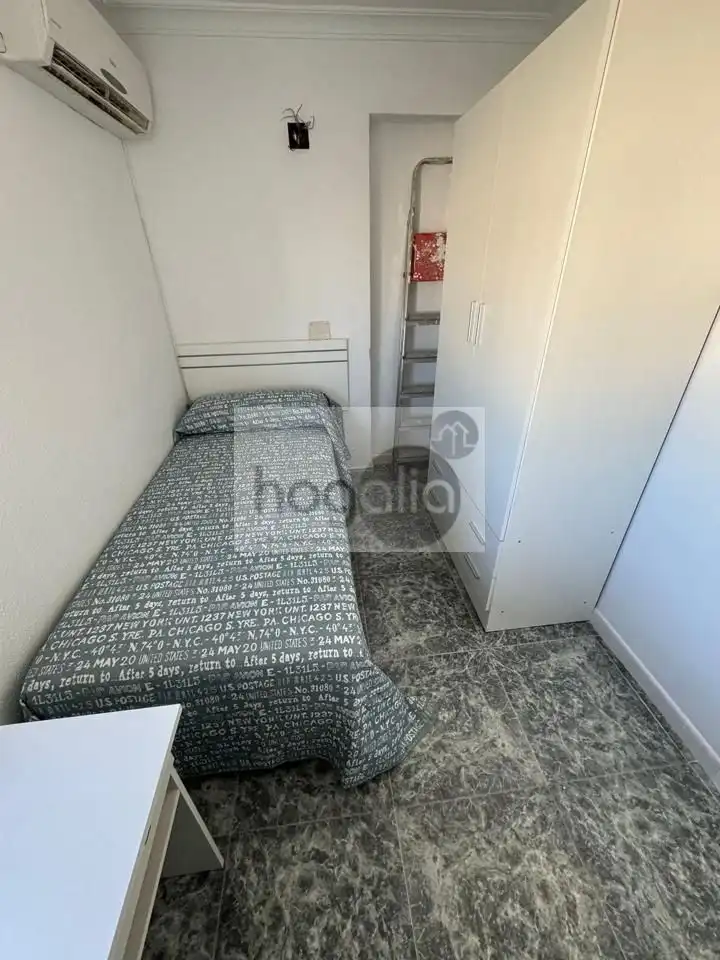 Bedroom of Flat for rent in Sevilla  with Air Conditioner and Furnished