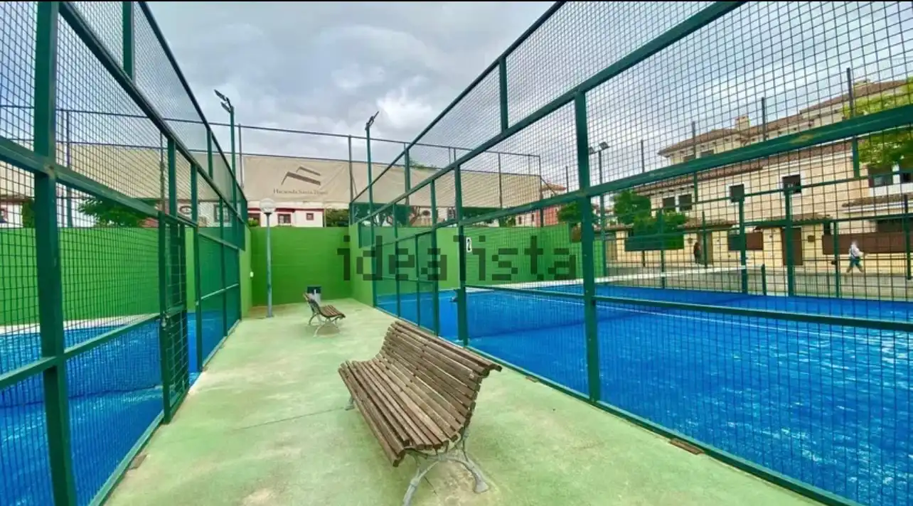 Piscina de Casa adosada en venda en Espartinas amb Aire condicionat, Calefacció i Jardí privat