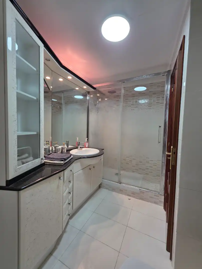 Badezimmer von Wohnung zur Miete in Castro-Urdiales mit Privatgarten, Terrasse und Schwimmbad