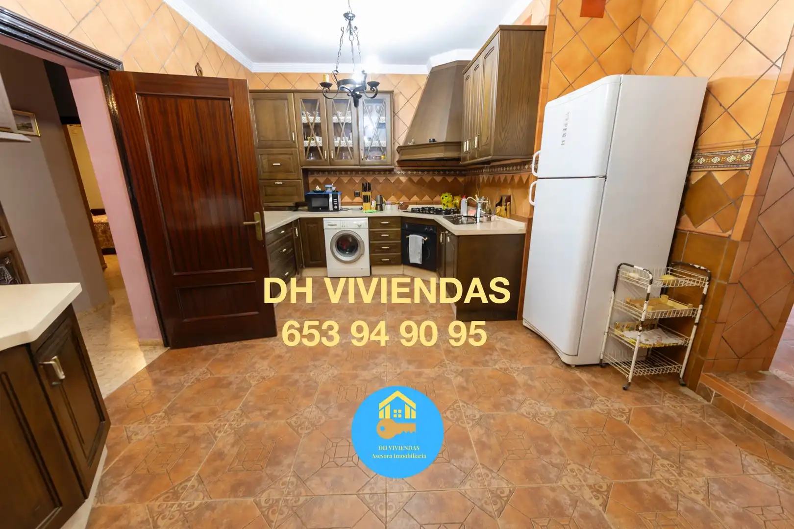 Kitchen of Houses for sale in Dos Hermanas  with Air Conditioner, Private garden and Terrace