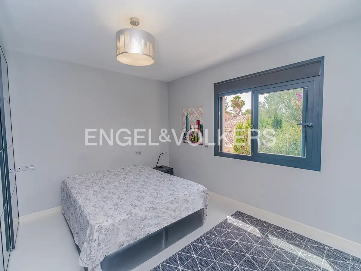 Habitación de Casa o chalet en venta en El Campello con Aire acondicionado, Calefacción y Jardín privado