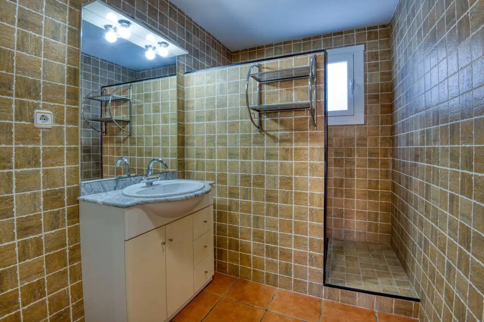 Baño de Casa adosada en venta en L'Escala con Terraza y Amueblado