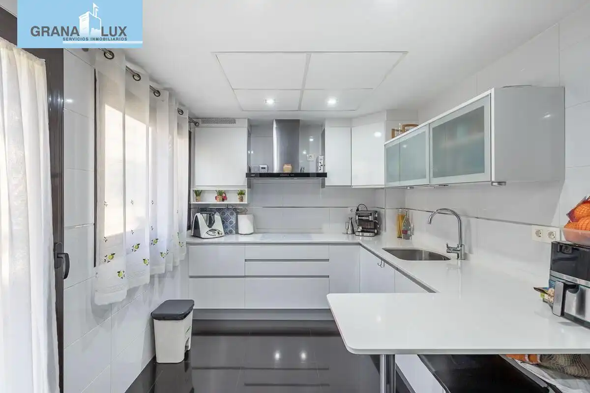 Kitchen of Houses for sale in Granada  with Air Conditioner, Heating and Terrace