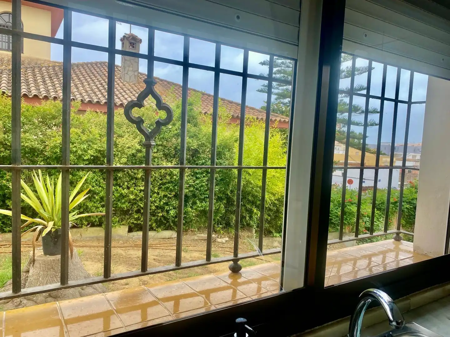 Vista exterior de Casa o xalet en venda en Sanlúcar de Barrameda amb Jardí privat, Terrassa i Piscina comunitària