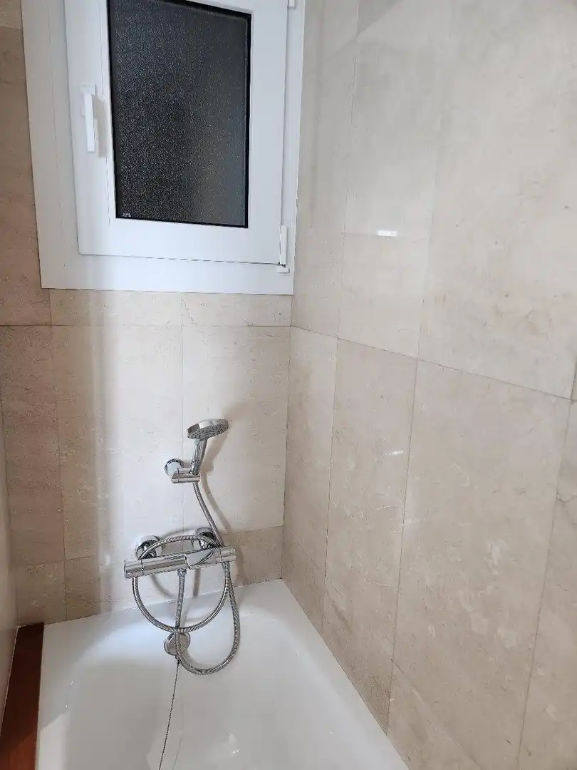 Badezimmer von Wohnung zur Miete in Sitges mit Klimaanlage, Privatgarten und Terrasse