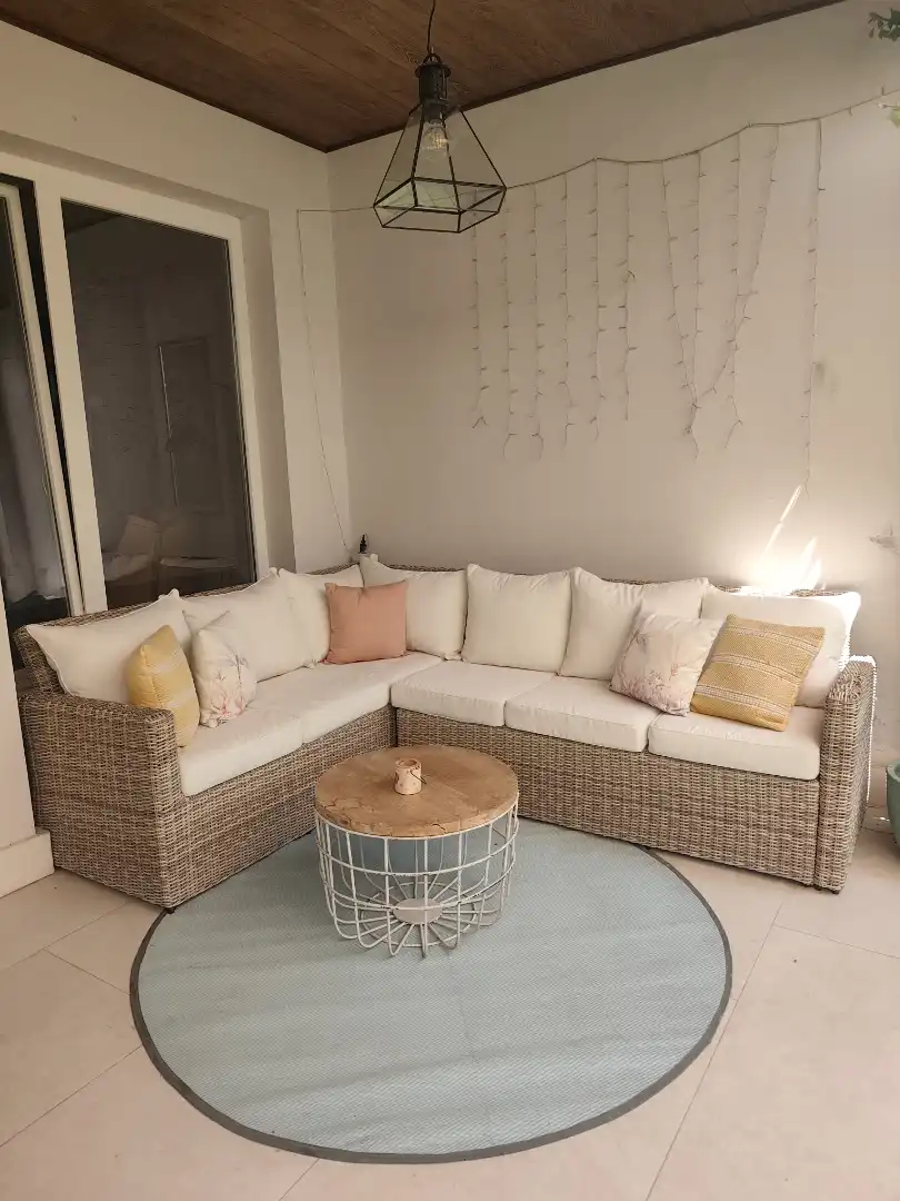 Wohnzimmer von Einfamilien-Reihenhaus zum Verkauf in Algete mit Klimaanlage, Heizung und Privatgarten