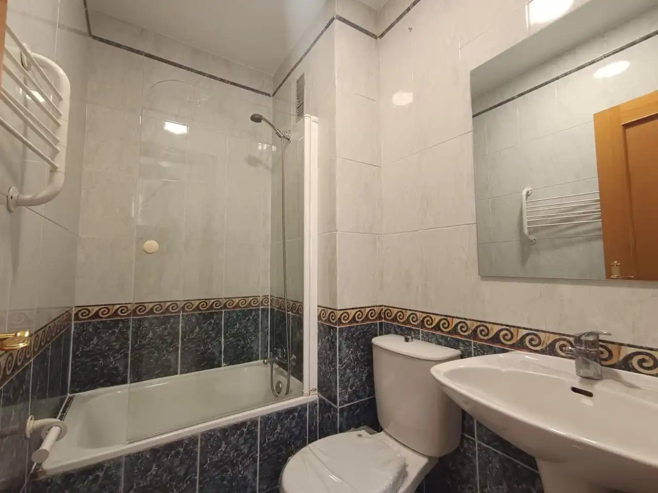 Bany de Apartament de lloguer en Madrid amb Aire condicionat, Calefacció i Es permeten mascotes