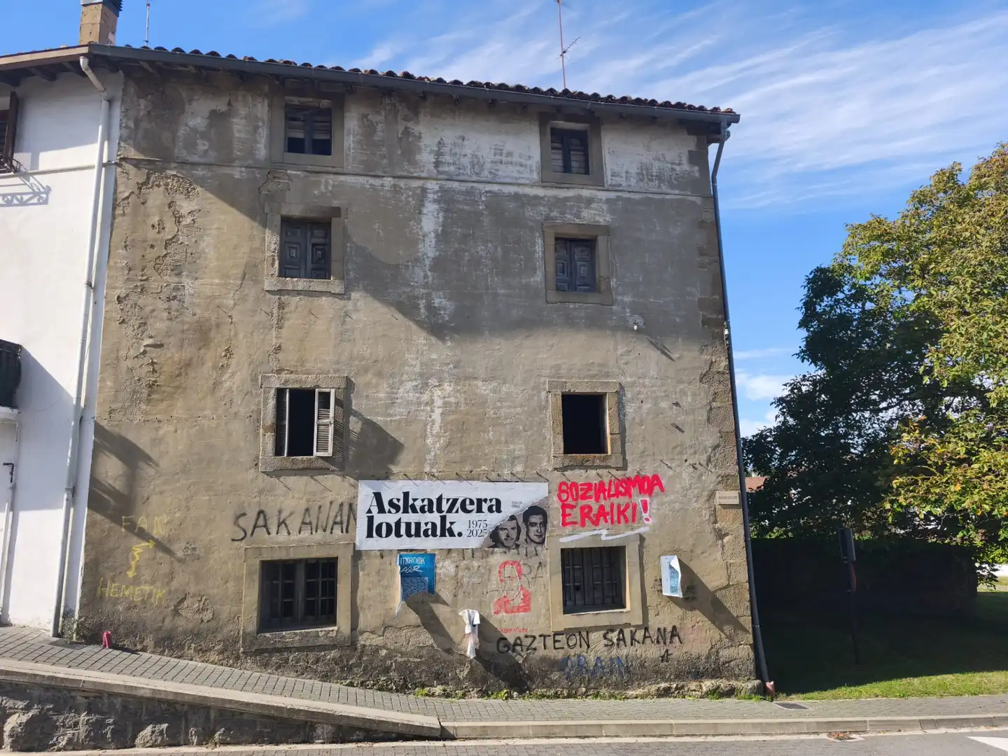 Außenansicht von Einfamilien-Reihenhaus zum Verkauf in Urdiain