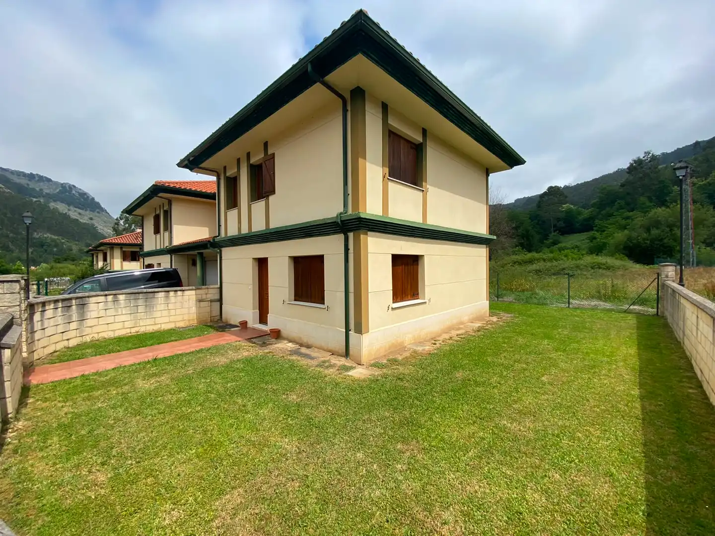Vista exterior de Casa o chalet en venta en Castro-Urdiales con Calefacción, Jardín privado y Parquet