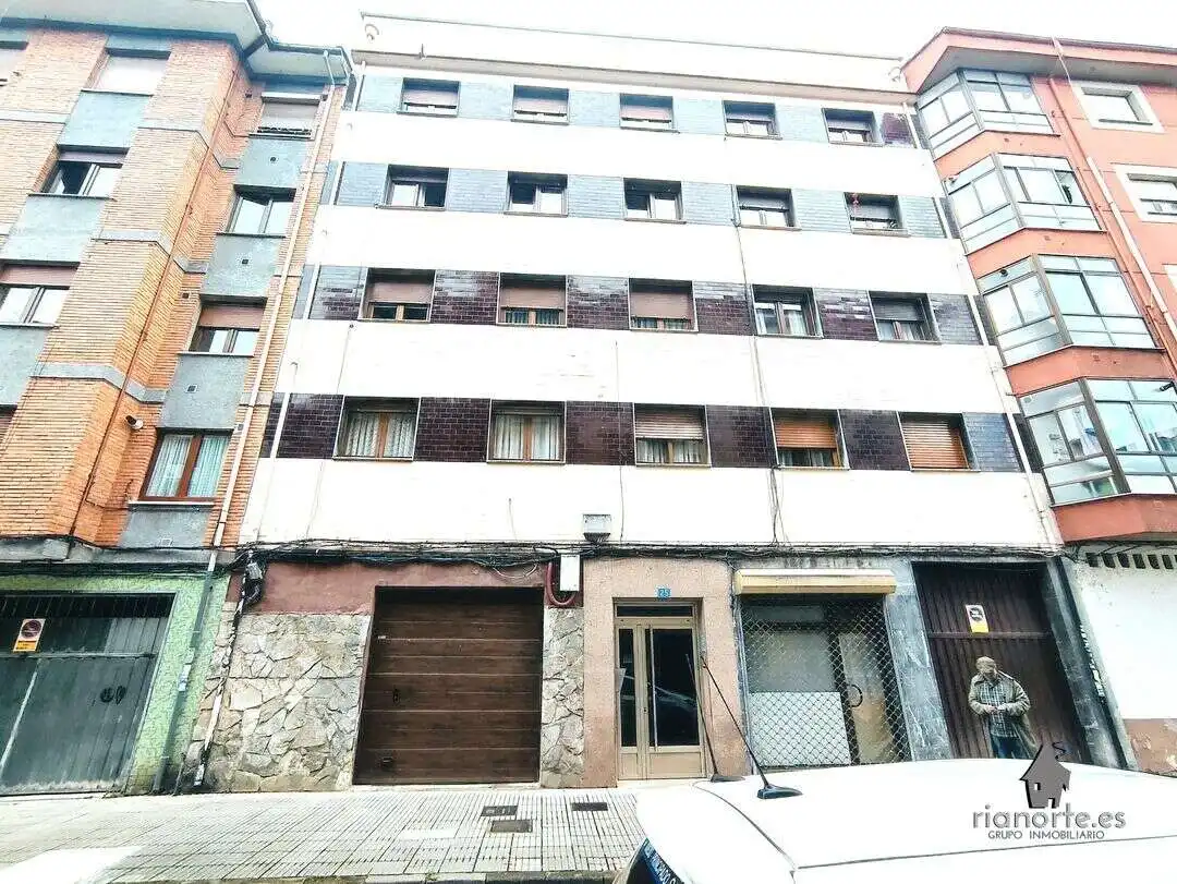 Vista exterior de Pis en venda en San Martín del Rey Aurelio amb Calefacció i Moblat