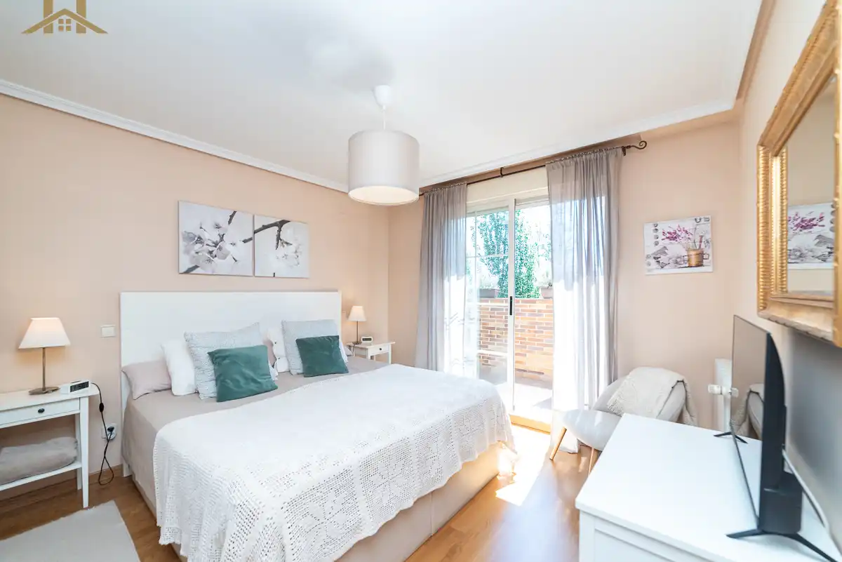 Dormitori de Casa adosada en venda en Boadilla del Monte amb Aire condicionat, Calefacció i Jardí privat