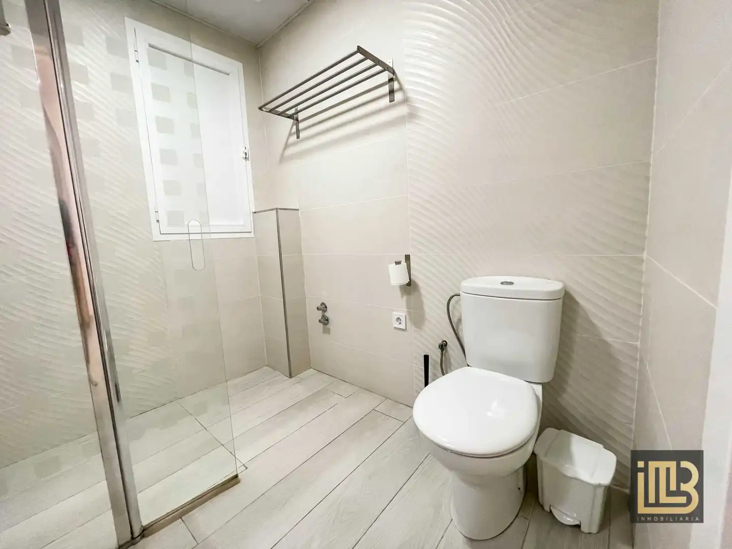 Baño de Piso en venta en Málaga con Aire acondicionado, Microondas y TV