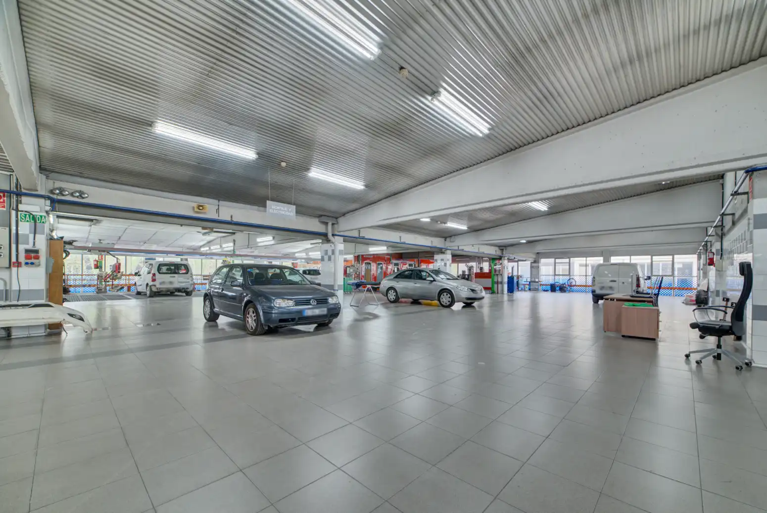 Parkplatz von Fabrikhallen zum Verkauf in Berriozar