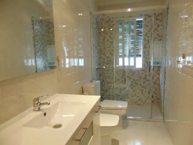 Bathroom of Flat for sale in Granada  with Terrace and Furnished