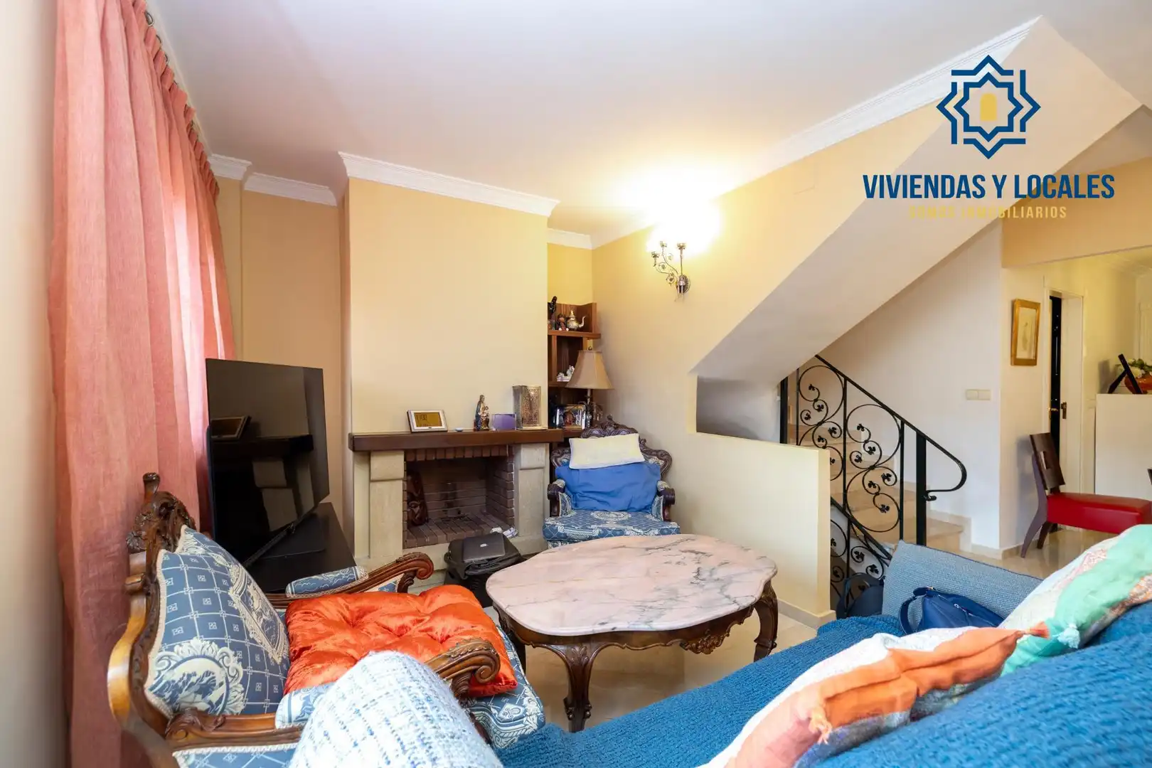 Sala de estar de Casa adosada en venta en Granada con Aire acondicionado, Calefacción y Jardín privado