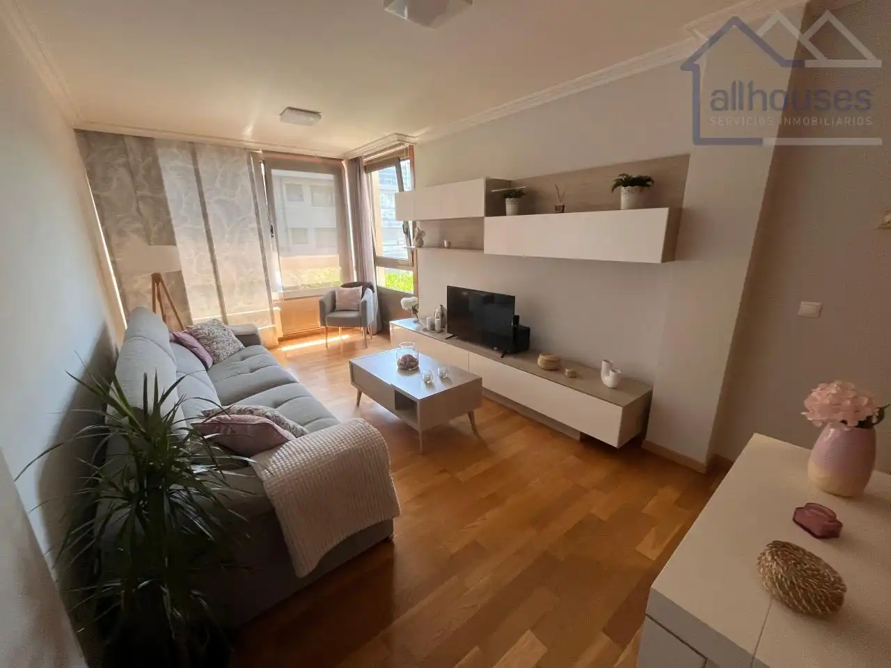 Sala de estar de Apartamento en venta en Vigo  con Calefacción, Piscina y Amueblado