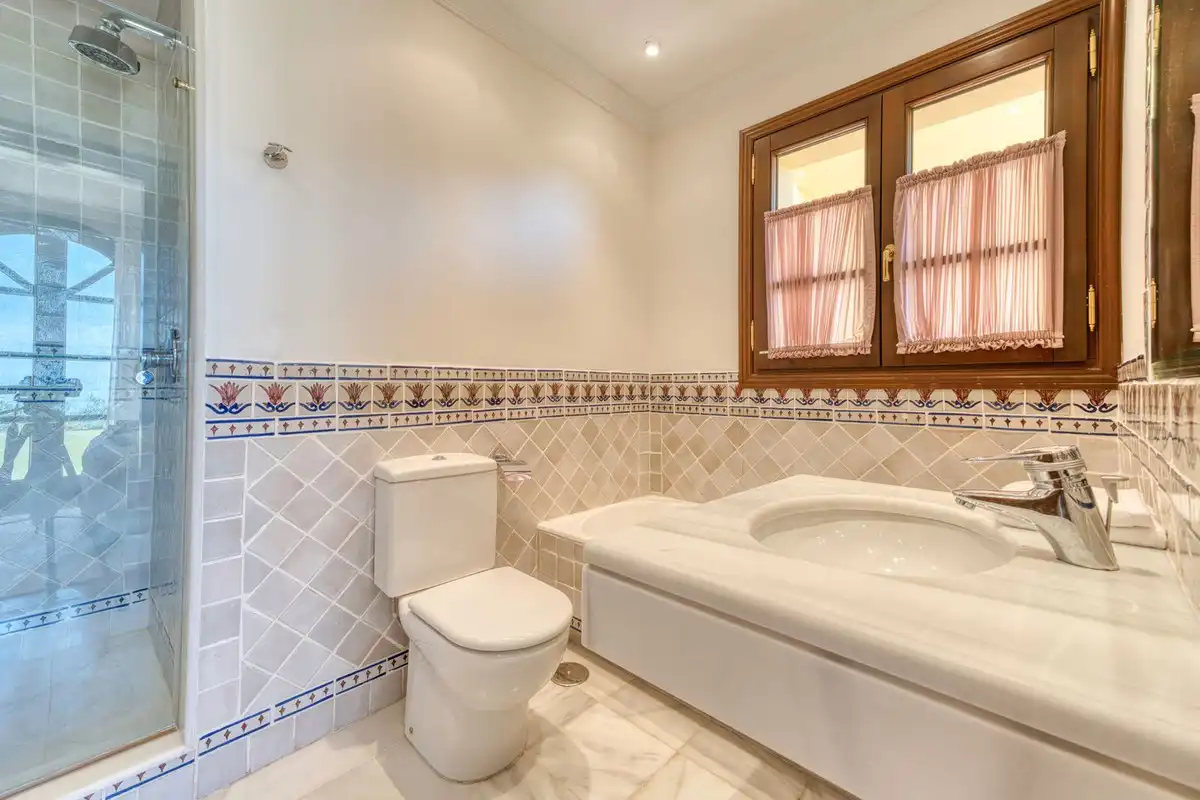 Baño de Casa o chalet en venta en Benahavís con Aire acondicionado, Jardín privado y Terraza
