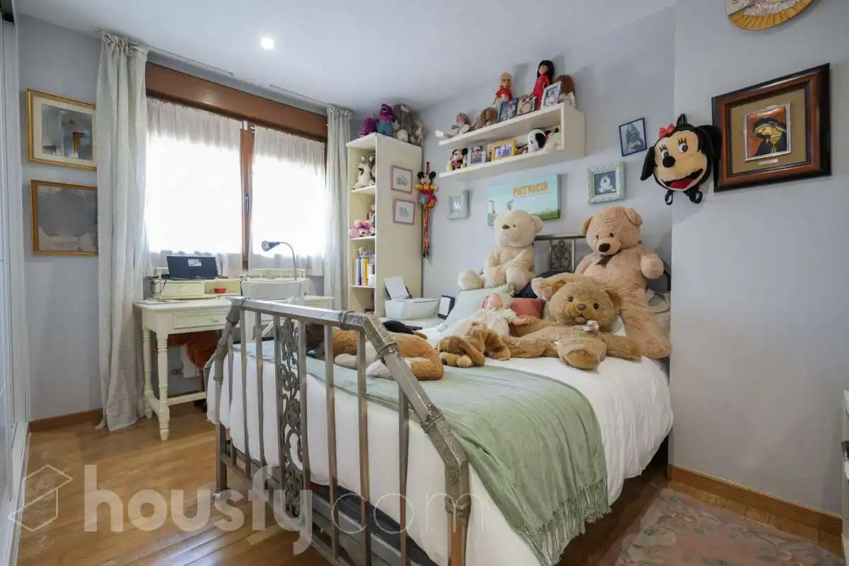 Habitación de Casa adosada en venta en Madrid con Aire acondicionado, Calefacción y Jardín privado