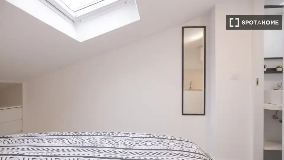 Schlafzimmer von Wohnung zur Miete in Madrid mit Klimaanlage, Heizung und Möbliert