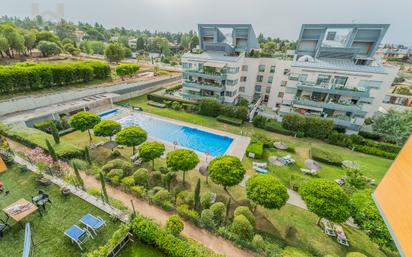 Swimming pool of Flat for sale in Majadahonda  with Air Conditioner, Heating and Terrace