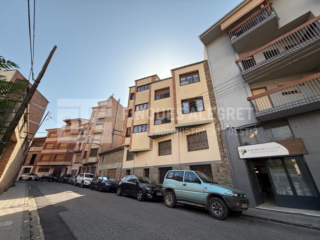 Vista exterior de Edifici en venda en La Pobla de Segur