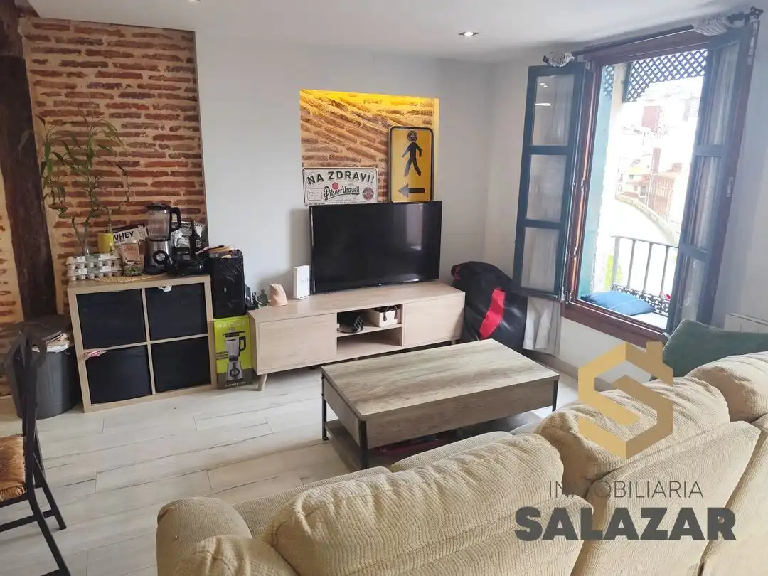 Sala d'estar de Pis en venda en Bilbao  amb Calefacció, Parquet i Traster