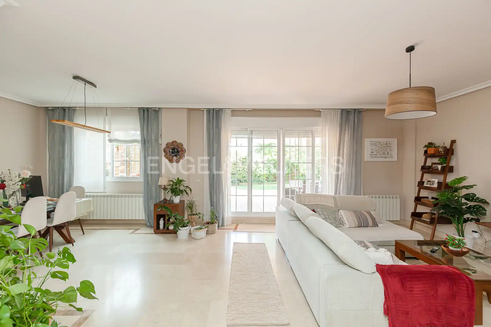 Sala d'estar de Casa adosada de lloguer en Majadahonda amb Aire condicionat, Calefacció i Jardí privat
