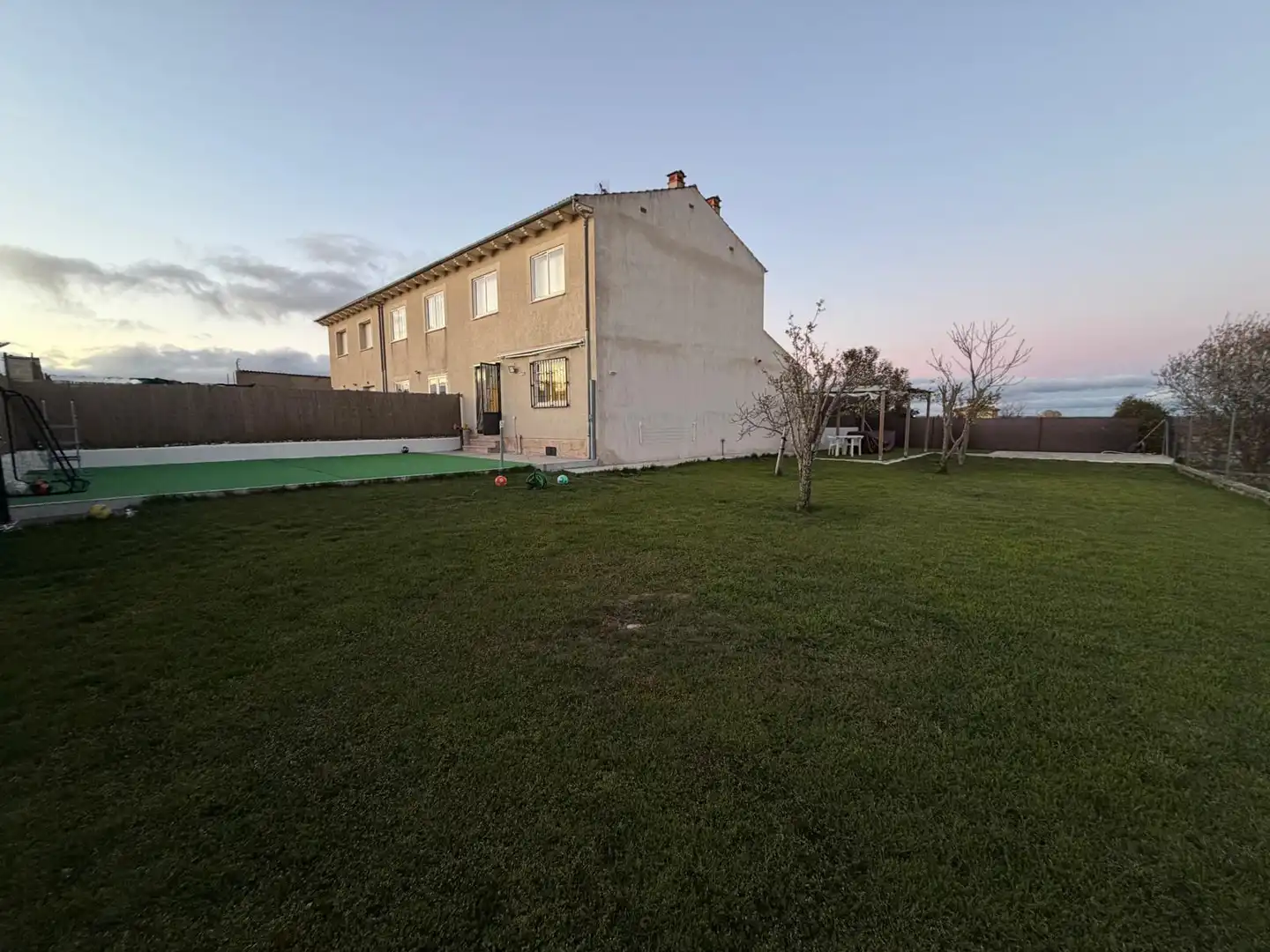 Casa adosada en venda en Urueñas amb Calefacció, Jardí privat i Terrassa