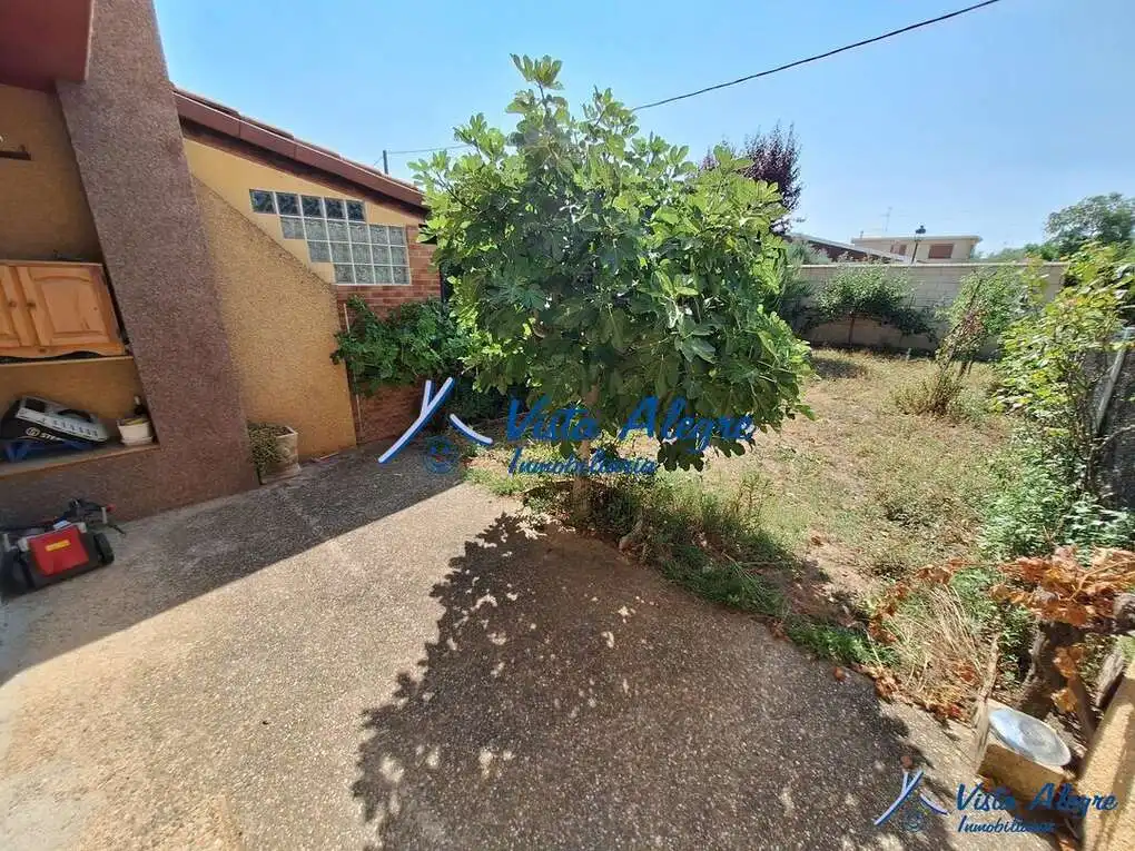Casa adosada en venda en Anguciana amb Calefacció, Jardí privat i Traster