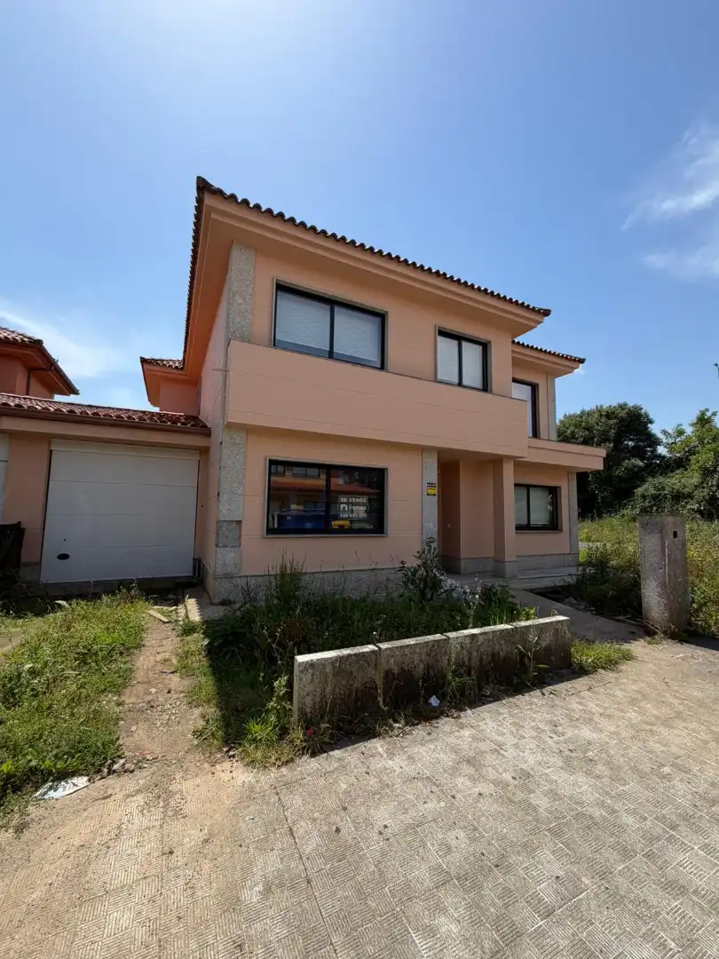 Vista exterior de Casa adosada en venda en Ferrol amb Jardí privat, Parquet i Balcó