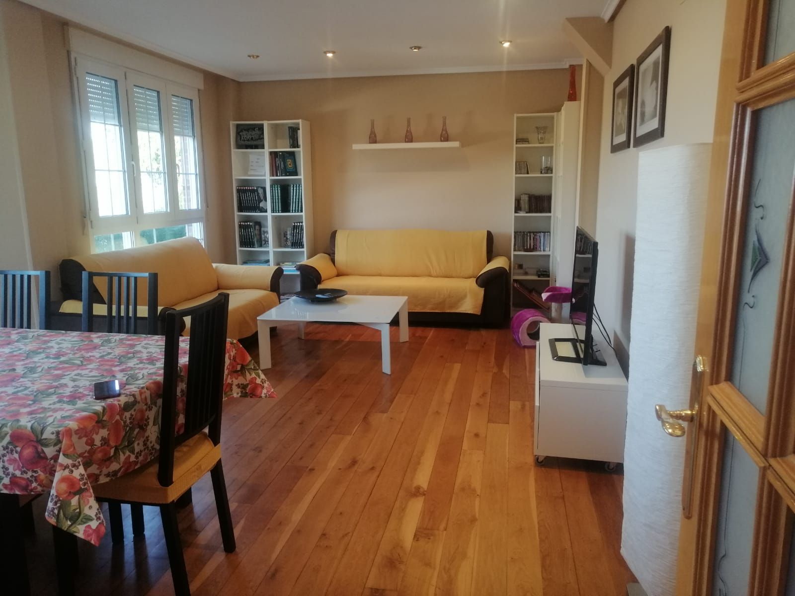 Sala d'estar de Casa o xalet en venda en Limpias amb Calefacció, Jardí privat i Moblat