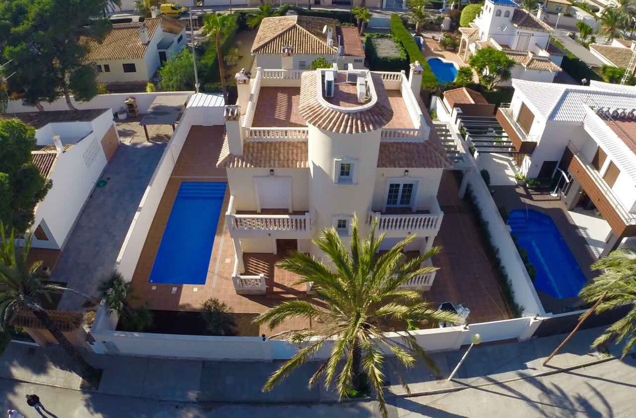 Vista exterior de Casa o xalet en venda en Orihuela amb Aire condicionat, Calefacció i Jardí privat