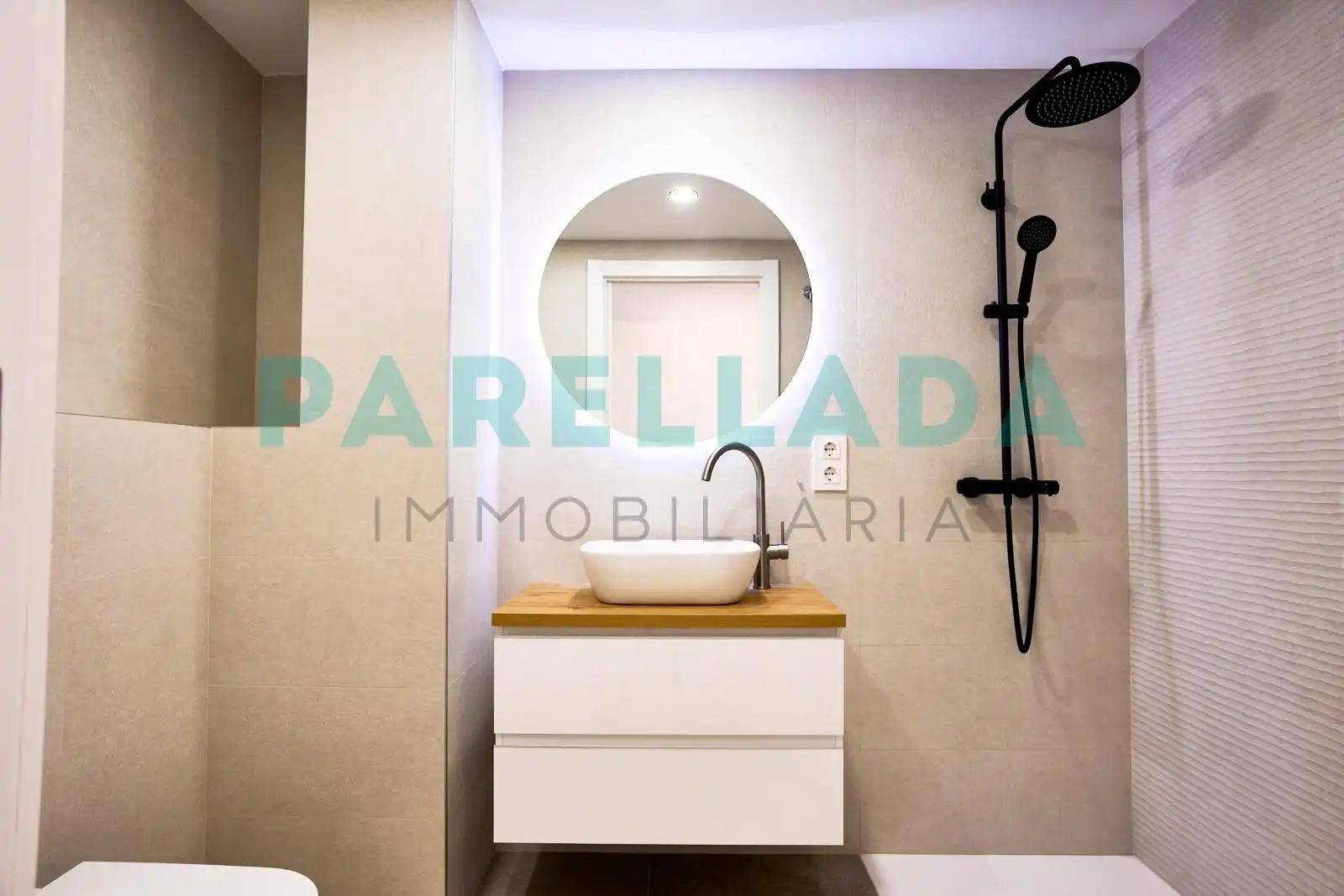 Bathroom of Flat for sale in Badalona  with Air Conditioner, Heating and Parquet flooring
