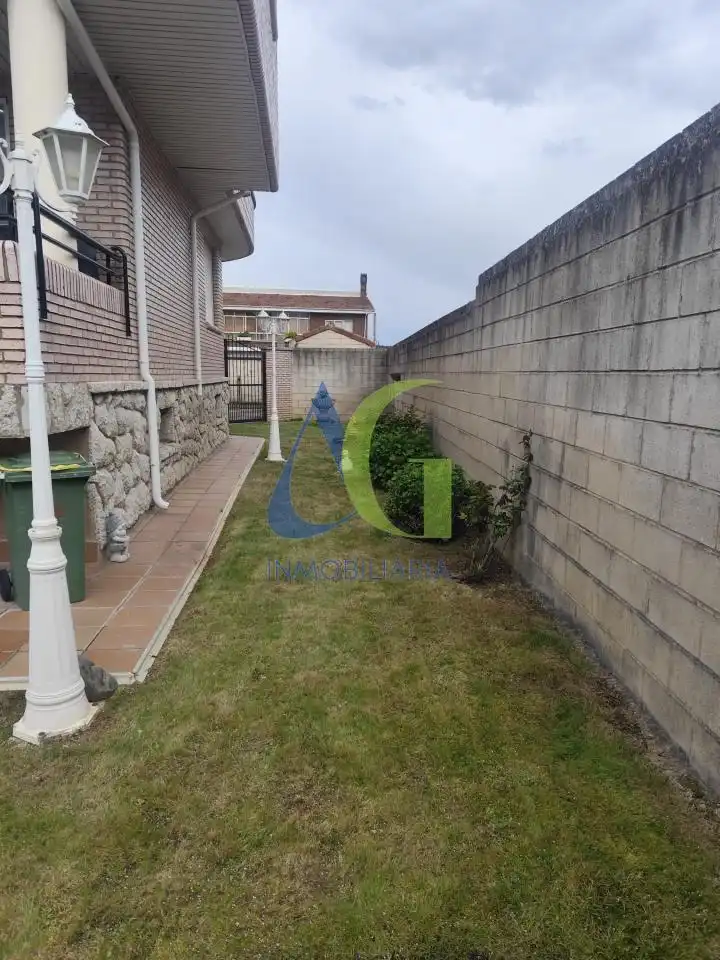 Jardí de Casa o xalet en venda en Villaquilambre amb Calefacció, Jardí privat i Parquet